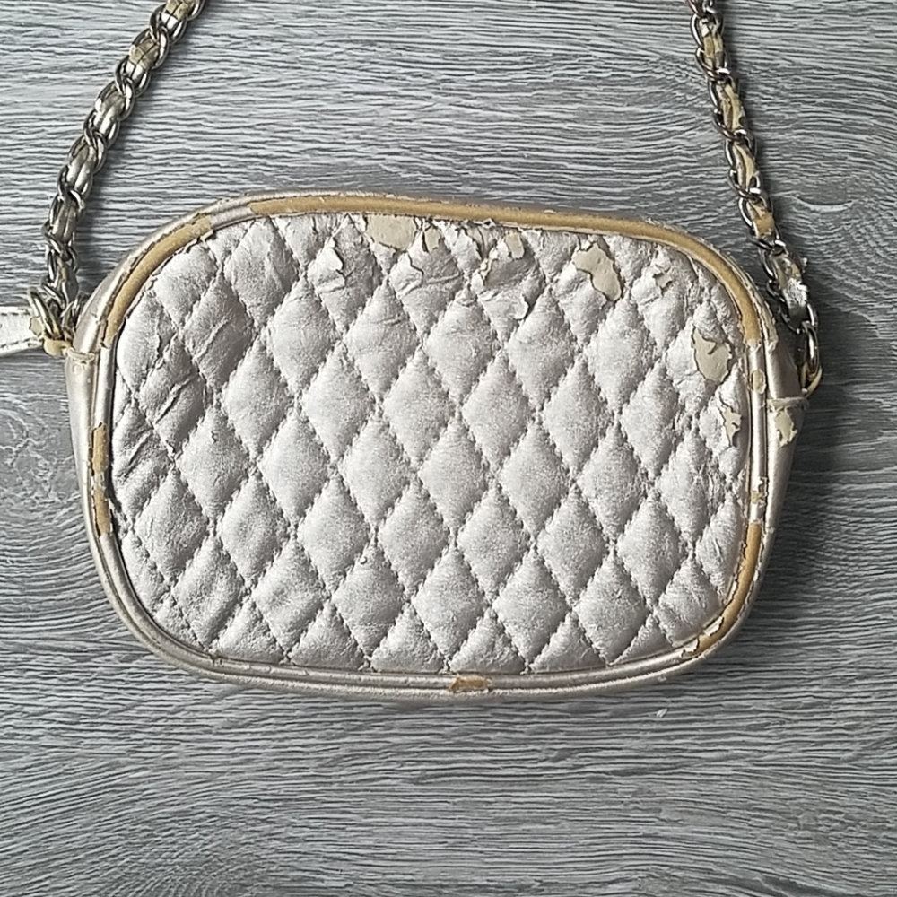🔴Forever 21 Gold quilted crossbody bag - Picture 2 of 3